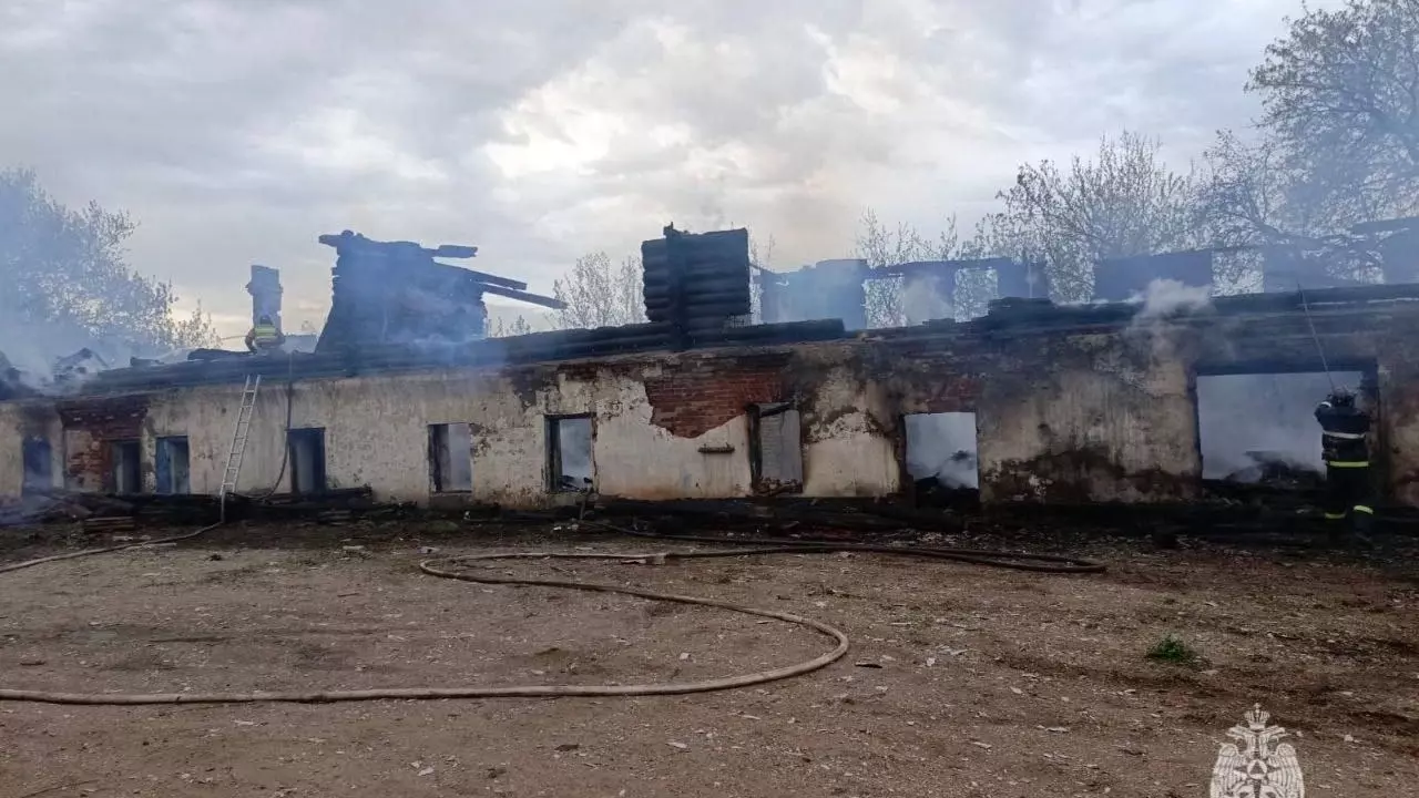 Двухэтажное здание загорелось посреди ночи в Башкирии