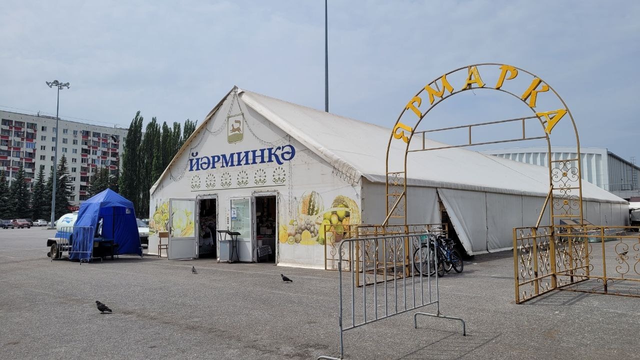 Перед Дворцом спорта в Уфе сносят ярмарочные павильоны из-за их небезопасности